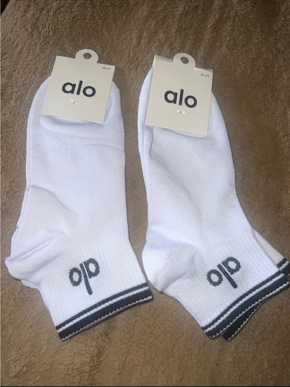 ALO Yoga Women’s Athletic Ankle Socks - White Twin Pack - Picture 5 of 6